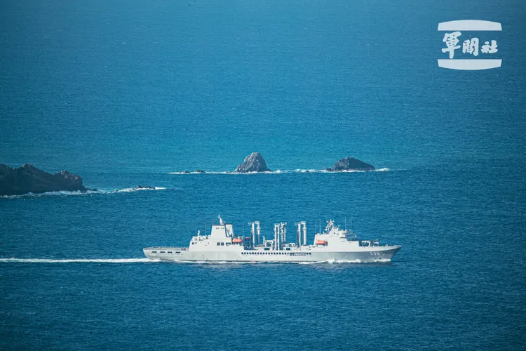 磐石軍艦出港後，往機動位置移動。國防部提供