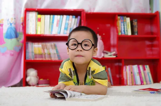 破7成小六生是「眼鏡仔」 正確護眼口訣「3010120」