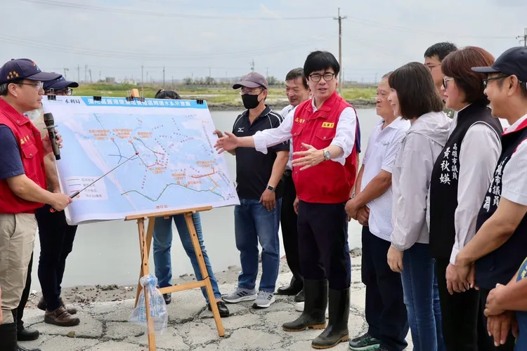 水利局簡報養殖區周邊水系，針對地方反映彌陀魚塭抽水機問題，陳其邁表示市府將做檢討，因應後續可能的颱風侵襲。市府提供