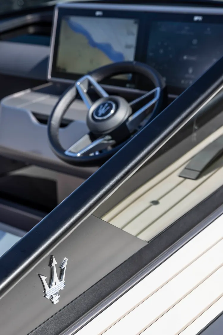 TRIDENTE是一艘10.5m寬的零排放遊艇，旨在實現於湖泊和海洋上的日常移動。原廠照片