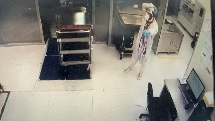 受傷者頭破血流，無塵衣染紅觸目驚心。翻攝「爆料公社」