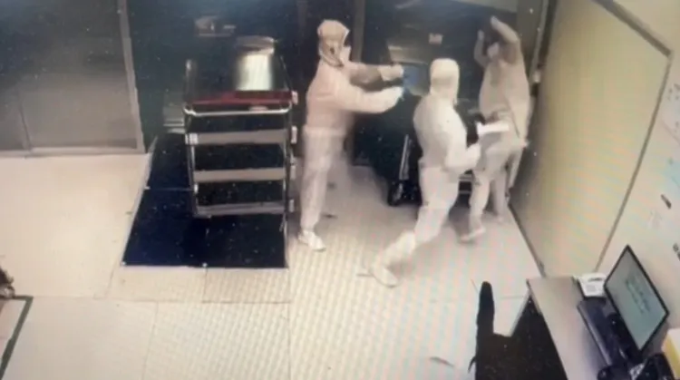 苗栗縣竹南鎮某電子廠員工拿起金屬椅朝同事頭部猛砸。翻攝「爆料公社」