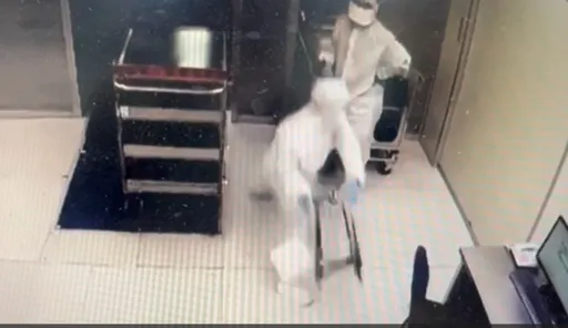 電子廠員工起口角 金屬椅當凶器狂砸頭 白色無塵衣濺血超嚇人