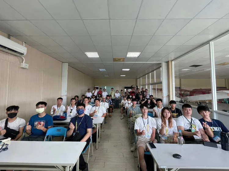 機師工會航空營1日在屏東高樹鄉賽嘉皆豪輕航機飛行場活動開幕。翻攝畫面