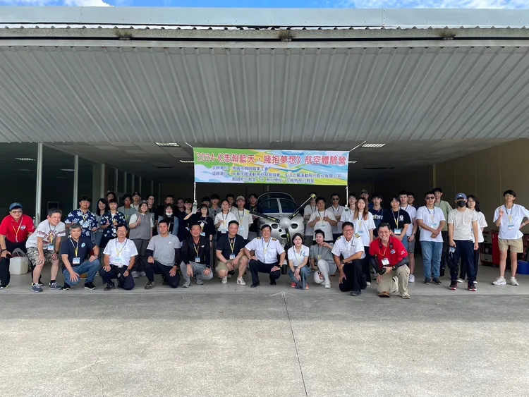 機師工會航空營1日在屏東高樹鄉賽嘉皆豪輕航機飛行場活動開幕。翻攝畫面