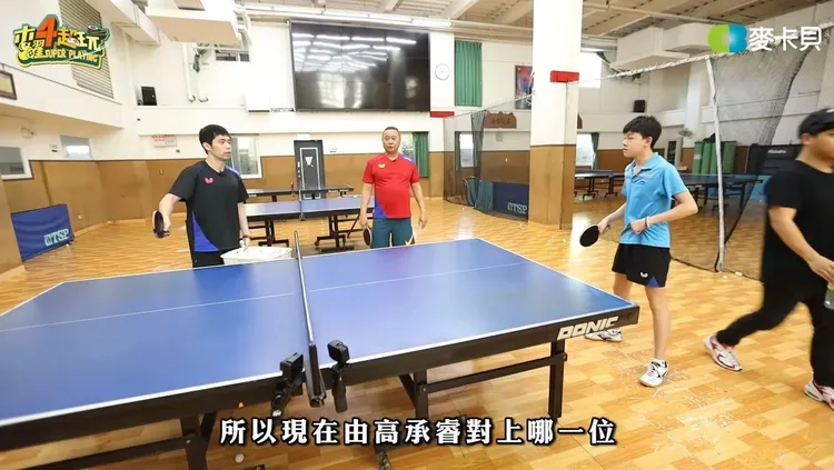 高承睿（右）國中時曾和莊智淵（左）一同參與「一日系列」。翻攝自《木曜四超玩》YouTube頻道