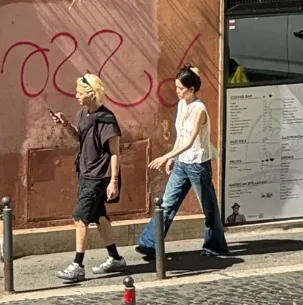 歐陽娜娜與金髮帥哥在羅馬同行被捕獲。翻攝熱3讓人小紅書