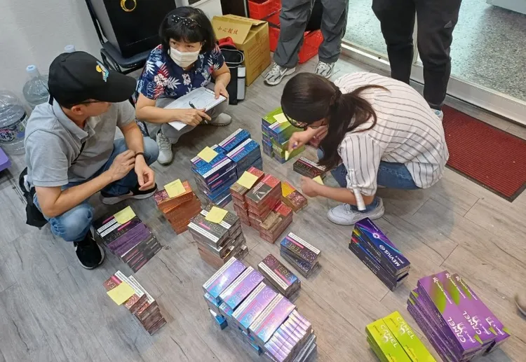 檢警日前查獲上萬條加熱菸。警方提供