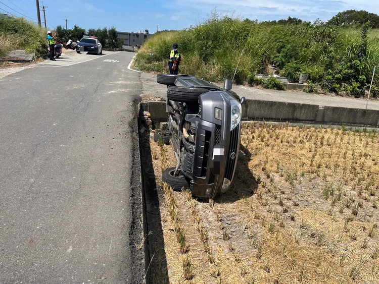 休旅車側翻田中，駕駛卻不見人影。民眾提供