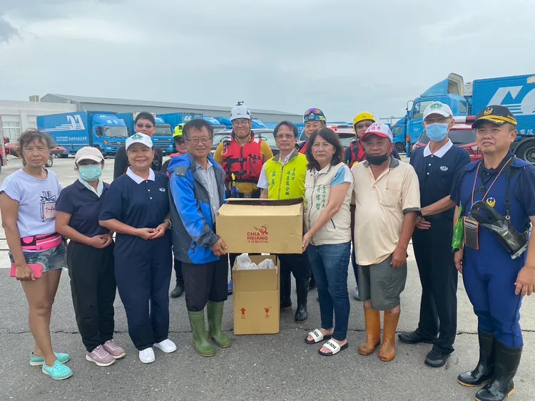 台南市長夫人劉育菁也前往慰問民眾及辛苦的工作人員。南市府提供