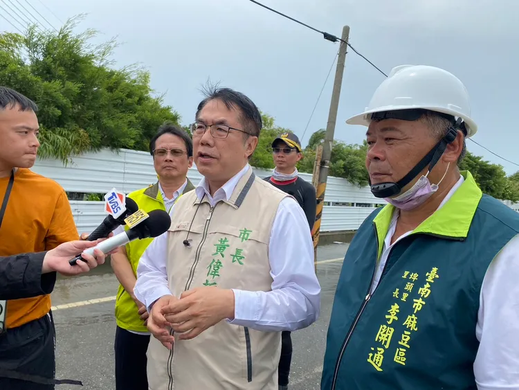 台南市長黃偉哲下午前往麻豆區小埤里視察淹水情形，並針對外界抨擊，以數據回應，希望不要消遣受災民眾。南市府提供