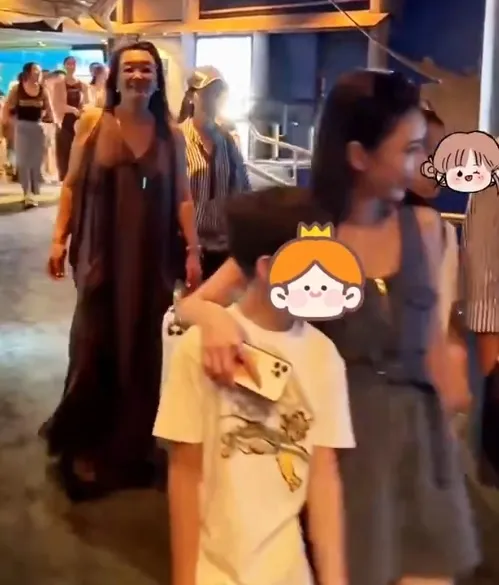 Ｍandy手勾著箖箖。翻攝芒果撈小萌主微博