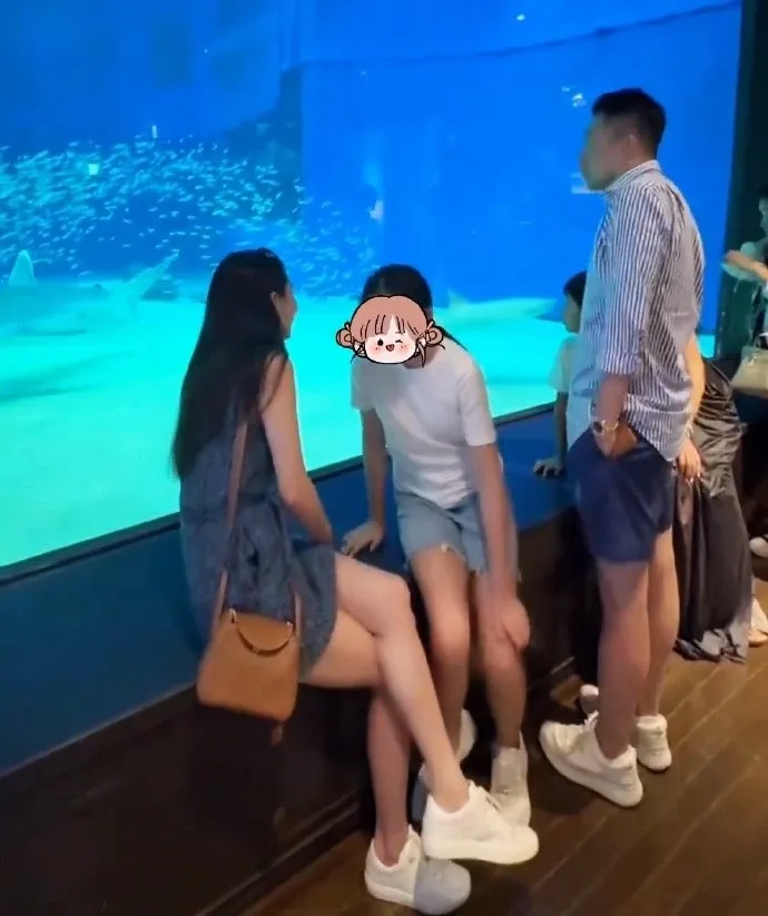 Ｍandy陪小玥兒聊天。翻攝芒果撈小萌主微博