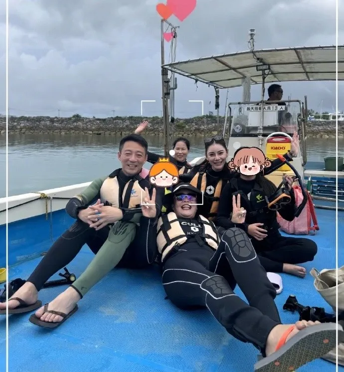 張蘭、汪小菲、Ｍandy、小玥兒、箖箖及保母一起在遊艇上合照。翻攝芒果撈小萌主微博