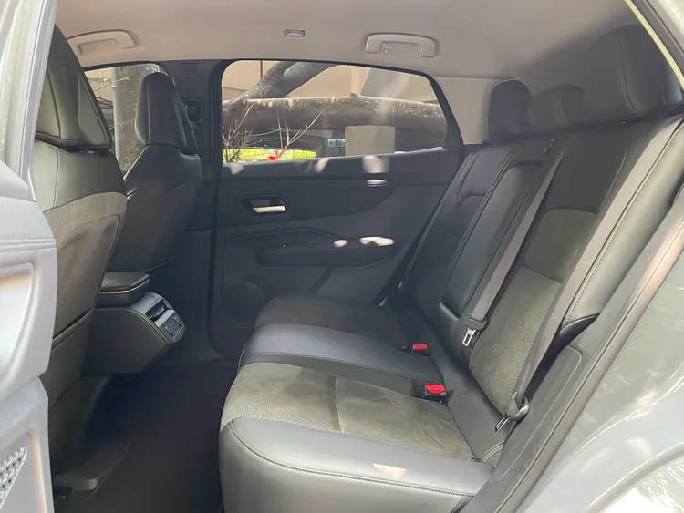 電車的優勢之一，便是後座底板能夠以完全平整化呈現，以標準170-180公分成人來乘坐仍有充分空間餘裕。林浩昇攝