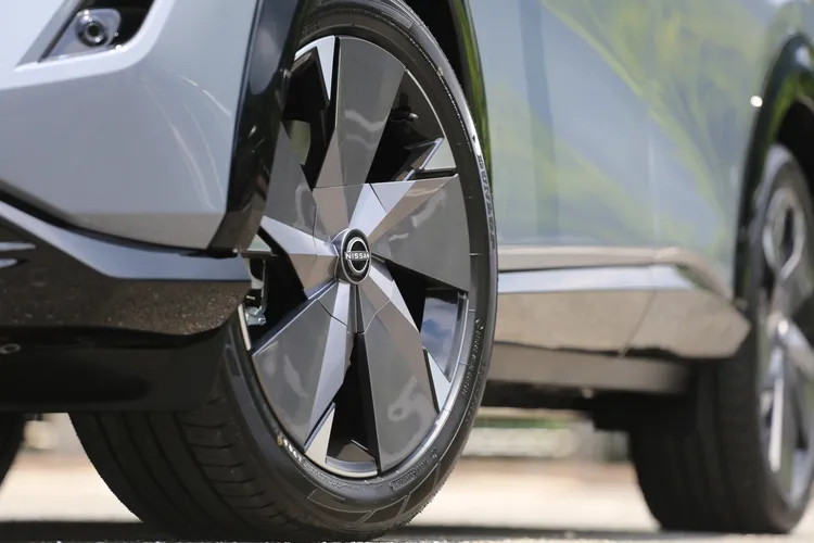 低風阻輪圈在標準版為19吋規格，試駕的增程版則進一步提升到20吋。林浩昇攝