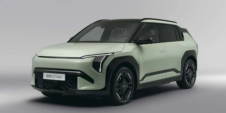 繼陸續推出EV6、EV9，及初期鎖定中國市場的EV5之後，Kia今年5月再發表小型純電休旅EV3，車長設定4300mm，外型融入源自EV9的前衛科幻元素，除標準車型還提供運動化包裝的GT-line版本。EV3首波僅提供前驅單馬達規格，具201匹最大馬力、28.9kmg最大扭力，0-100km/h可7.3秒完成；電池提供58.3kwh標準版及81.4kwh增程版選擇，後者在WLTP測試擁有最高600公里續航力。國內預計最快今年底亮相、明年初開賣，售價估計落在140-165萬元區間。原廠照片