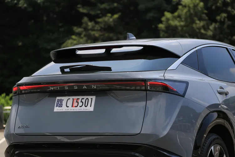 Ariya車尾以斜背式的線條打造跑旅風情，上方搭配空力考量的立體化尾翼之外，再透過水平細長化的貫穿式LED尾燈，帶來電動車應有的科技氛圍。林浩昇攝