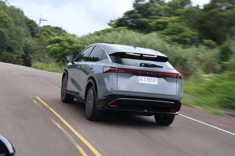 Ariya前擋風玻璃及四扇車窗都用上了雙層玻璃，加上電動馬達幾乎無聲的運轉，靜肅性有著媲美豪華車的水準。林浩昇攝