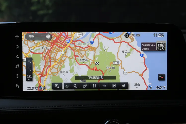中央12.3吋觸控螢幕可支援Android Auto及無線Apple CarPlay，原廠中文導航還結合了充電站資訊、抵達電量推估。增程版另外配備AVM 360度環景影像系統。林浩昇攝