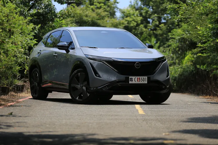 Nissan Ariya以全新的日式前衛設計風情，搭配在主流市場中相對不俗的動力及續航力表現，在同如今電動中型休旅級距中確實是讓人眼睛為之一亮的新鮮貨。林浩昇攝