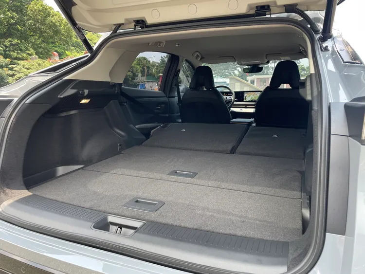 行李廂容積在標準狀態下為466公升，肚量以同尺碼的休旅車來說不算突出，但椅背倒平之後仍有相當出色的置物機能性。林浩昇攝