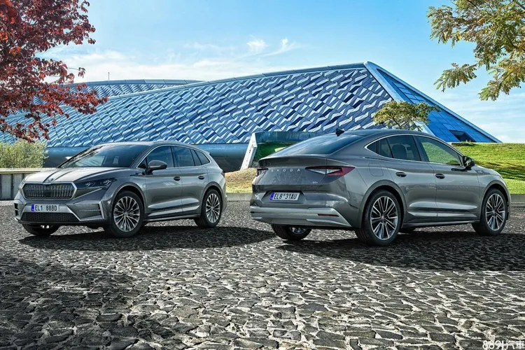 Skoda Enyaq iV / Enyaq Coupe中型跨界電動休旅，除了採用Skoda招牌的水晶切割線條打造外型之外，車艙以典雅豪華氛圍搭配最大13吋的中央螢幕，呈現出新世代電車數位化車艙風貌。Skoda Enyaq iV採後驅單馬達規格，馬力輸出為286匹，Enyaq Coupe則提供單馬達或RS雙馬達四驅配置，後者能提供340匹馬力輸出，預計8月中旬正式上市，售價約落在160-195萬元之間。原廠照片