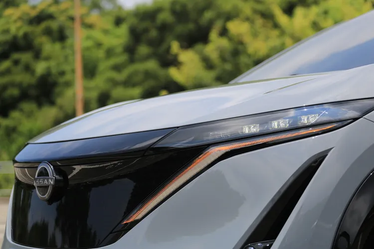 盾式車頭的設計，內部隱約散發出日式組子紋理，LED頭燈下的日行燈兼方向燈條，勾勒出左右合構的V字形視覺，呼應品牌V-MOTION的視覺基因。林浩昇攝