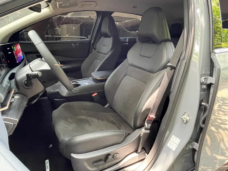 增程版前座椅不僅從標準版的手動椅，升級到駕駛座12向／副駕駛座8向電動記憶調整，並附上雙前座加熱+通風之外，更採皮質麂皮雙材質包覆。林浩昇攝