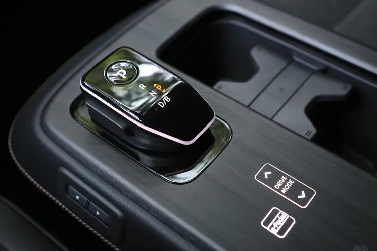 中央鞍座上安排了電子式排檔機構，後方e-Pedal操作及行車模式同樣隱藏在木紋飾板中，中央鞍座更提供電動前後調整功能。林浩昇攝