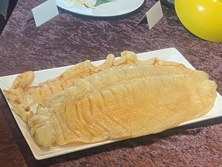 2.5頭花膠皇浸發完成但5件已全數被搶光。陳揚盛攝