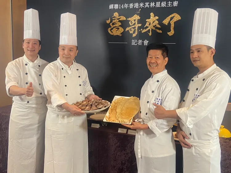 漢來名人坊8/5起舉辦「富哥見面會」，右二為名廚富哥鄭錦富。陳揚盛攝