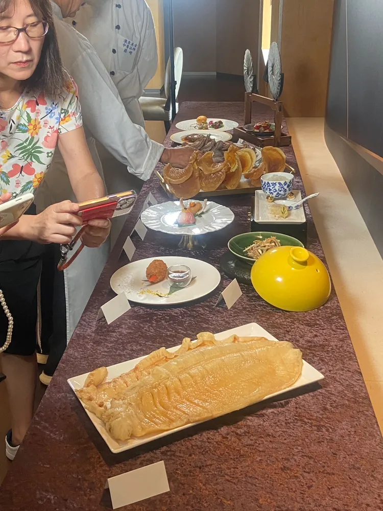 珍貴頂級食材鮑魚跟花膠皇吸引媒體爭相拍攝。陳揚盛攝
