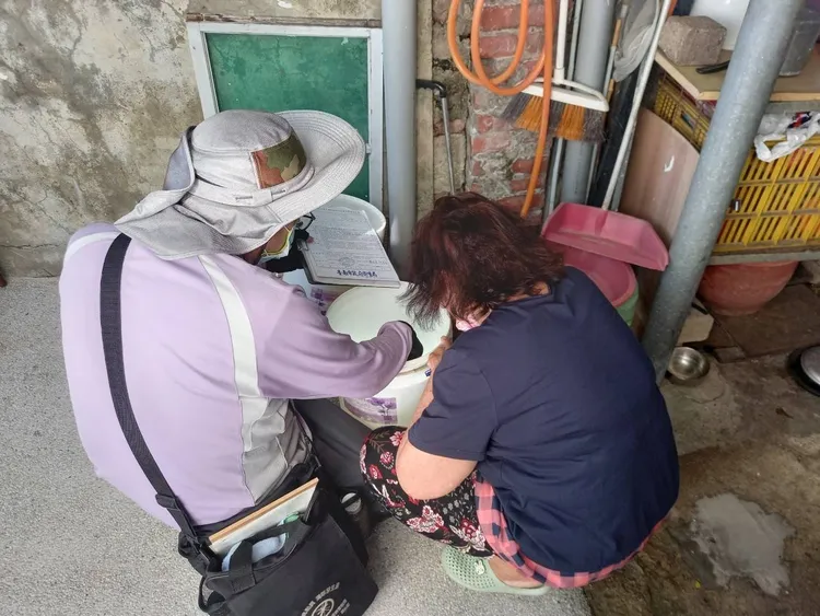 南部天氣高溫又有鋒面降雨，有利蚊蟲孳生，台南市有5個行政區、12里已插黃旗示警，提醒民眾注意避免登革熱疫情再起。南市府衛生局提供