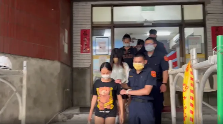 警方帶回4人，依社會秩序維護法裁處，並交移民署專勤隊收容遣返。警方提供