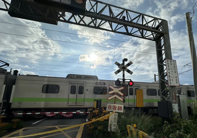 這起機車與區間車碰撞意外，機車騎士當場身亡，班次也因此延誤。民眾提供