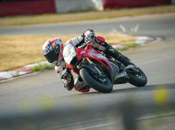 KYMCO OHVALE GP2 160除了讓台灣選手接軌國際賽車性能，更擁有彈性改裝調整及維修的空間，能配合選手日常訓練需求，協助精進騎乘技巧。原廠照片