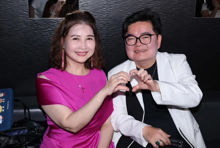 警察歌手林宏銘大方跟交往10年的圈外女友合照。磐石唱片提供