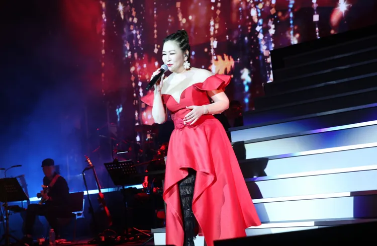 張秀卿上周六以爆乳戰袍登台開唱。資料照片寶吉祥集團提供