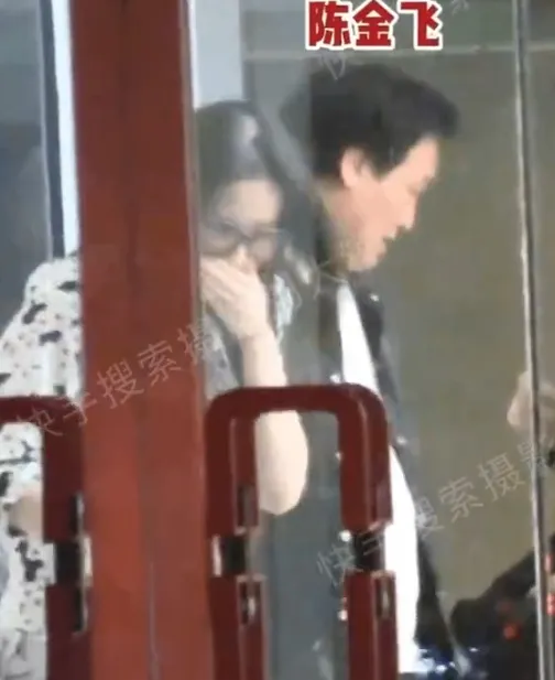 劉亦菲與乾爹陳金飛聊天，她被逗樂笑到掩嘴。翻攝劉大錘快手