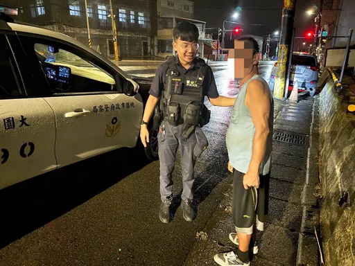 桃園翁逛賣場後走失2天!全身被雨淋濕 大園警颱風夜助返家