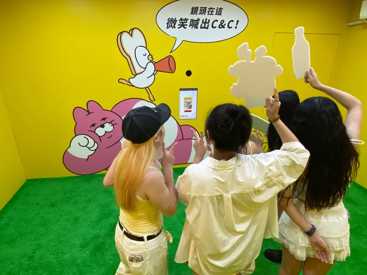 巨型拍貼機可同時10人入鏡。莊偉祺攝