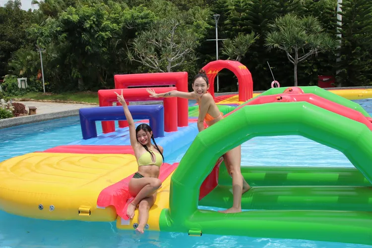 馬拉灣今年暑假推出總長約100公尺的全新設施「水上氣墊」。麗寶提供