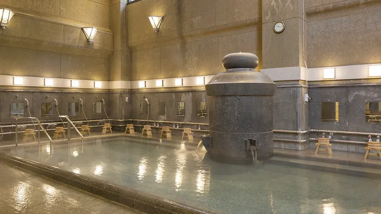 道後溫泉的椿之湯，是一處是以山茶花為象徵標誌，更為松山市民所「親近的湯屋」，深受大眾喜愛，圖為女湯內部景像。翻攝自日本道後溫泉本館官網