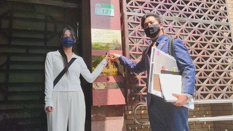 謝女(左)在律師陪同下到北檢按鈴控告網紅「型男機長瘋狂詹姆士」拘禁、性侵。張欽攝影