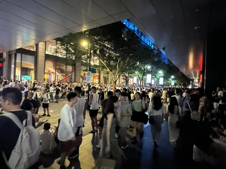 13日深夜星期六的晚上，信義區「萬頭鑽動」畫面曝光！翻攝《信義區三兩事》社團