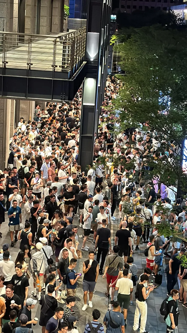 13日深夜星期六的晚上，信義區「萬頭鑽動」畫面曝光！翻攝《信義區三兩事》社團