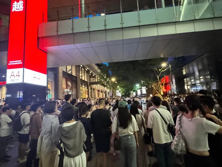 13日深夜星期六的晚上，信義區「萬頭鑽動」畫面曝光！翻攝《信義區三兩事》社團