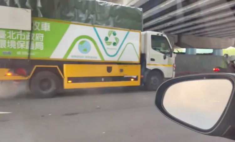 環保局表示，此車輛應為柴油車正在自動除碳。民眾提供