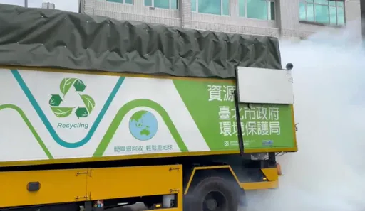 誇張!資源回收車沿路排放濃煙 像霧霾「連路牌都看不見」